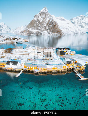 Vue aérienne de paysages d'hiver Lofoten avec pêcheur traditionnel Rorbuer cabines et des pics de montagne au lever du soleil, Sakrisoy, village de reine, la Norvège Banque D'Images