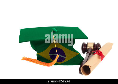 Graduation Hat avec drapeau du Brésil avec diplôme et le juge Gavel isolé sur fond blanc Banque D'Images