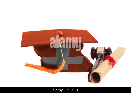 Graduation Hat avec drapeau suisse avec diplôme et le juge Gavel isolé sur fond blanc Banque D'Images