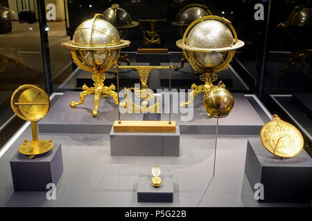 N/A. Anglais : Exposition dans le Hessisches Landesmuseum Darmstadt - Darmstadt, Allemagne. 19 octobre 2016, 06:16:59. Daderot 143 globes et instruments astronomiques - Hessisches Landesmuseum Darmstadt - Darmstadt, Allemagne -DSC00532 Banque D'Images