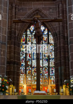 N/A. Anglais : Crucifix avec vitrail - église Saint-Laurent - Nuremberg, Allemagne. 22 octobre 2016, 05:37:13. Daderot 392 Crucifix avec vitrail - église Saint-Laurent - Nuremberg, Allemagne - DSC01679 Banque D'Images