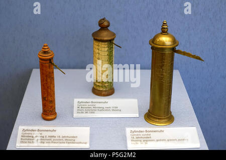 N/A. Anglais : Exposition dans le Germanisches Nationalmuseum, Nuremberg, Allemagne. 23 octobre 2016, 10:52:37. Daderot cylindrique 396 cadrans solaires, Nuremberg et d'ailleurs, 15e à 18e siècles, bois, laiton, etc. - Germanisches Nationalmuseum, Nuremberg - Allemagne - DSC03756 Banque D'Images