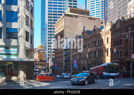 Vue de la rue Bridge à partir de la rue George dans le soleil du matin avec circulation montrant l'ancien et le nouveau bâtiment de Sydney, NSW, Australie Banque D'Images