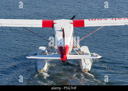 Vintage Harbour Air Seaplanes de Havilland Canada DHC-2 Beaver hydravion à circuler sur l'eau au port de Vancouver Flight Centre, BC, Canada. Banque D'Images