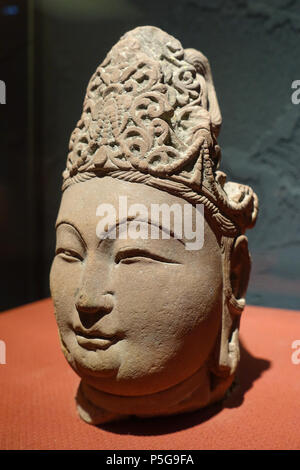 N/A. Anglais : Exposition dans le musée provincial du Sichuan (四川省博物院), également connu sous le nom de Sichuan Museum, 251 Huanhua Road, Chengdu, Sichuan, Chine. La photographie était permise dans le musée sans restriction. Ce travail est assez vieux pour qu'il soit dans le . 24 septembre 2015, 02:41:47. Daderot 215 tête de Bodhisattva, Chine, découvert de Wanfo Temple, Chengdu, Dynastie Tang, 618-907 AD, grès - Musée Provincial du Sichuan - Chengdu, Chine - DSC04536 du Banque D'Images