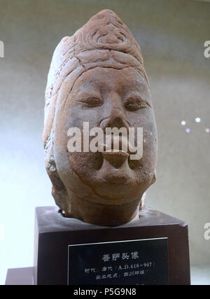 N/A. Français : pièce à l'Université de Sichuan Museum (四川大学博物馆) - Chengdu, Sichuan, Chine. La photographie était permise dans le musée sans restriction. Ce travail est assez vieux pour qu'il soit dans le . 26 septembre 2015, 02:52:51. Daderot 215 tête de Bodhisattva, Chine, découvert de la ville de Qionglai, Sichuan, Dynastie Tang, 618-907 AD, Pierre - l'Université de Sichuan - Chengdu, Chine - DSC06295 Banque D'Images