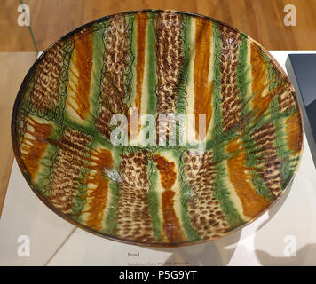 N/A. Anglais : Exposition dans le Musée Aga Khan - Toronto, Canada. Ce travail est assez vieux pour qu'il soit dans le . La photographie était permise dans le musée sans restriction. 6 octobre 2015, 11:44:15. Daderot 228 Bol, Iran, Neyshabur, 9ème-10ème siècle, peint à glisser sous glaçure faïence - Musée Aga Khan - Toronto, Canada - DSC06370 Banque D'Images