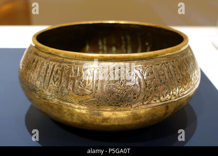 N/A. Anglais : Exposition dans le Musée Aga Khan - Toronto, Canada. Ce travail est assez vieux pour qu'il soit dans le . La photographie était permise dans le musée sans restriction. 6 octobre 2015, 11:59:50. Daderot 228 Bol, faite pour un émir d'al-Malik an-Nasir, probablement la Syrie, 1293-1341, de l'argent AD-laiton marqueté - Musée Aga Khan - Toronto, Canada - DSC06513 Banque D'Images