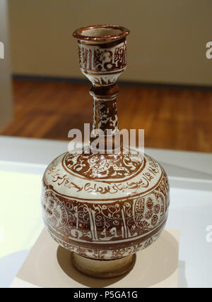 N/A. Anglais : Exposition dans le Musée Aga Khan - Toronto, Canada. Ce travail est assez vieux pour qu'il soit dans le . La photographie était permise dans le musée sans restriction. 6 octobre 2015, 12:12:14. Daderot décanteur 431, l'Iran, début du xiiie siècle, lustre peint fritware - Musée Aga Khan - Toronto, Canada - DSC06633 Banque D'Images