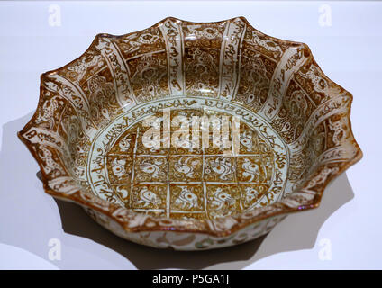 N/A. Anglais : Exposition dans le Musée Aga Khan - Toronto, Canada. Ce travail est assez vieux pour qu'il soit dans le . La photographie était permise dans le musée sans restriction. 6 octobre 2015, 12:12:35. Daderot Bassin 175, l'Iran, début du xiiie siècle, lustre peint fritware - Musée Aga Khan - Toronto, Canada - DSC06639 Banque D'Images