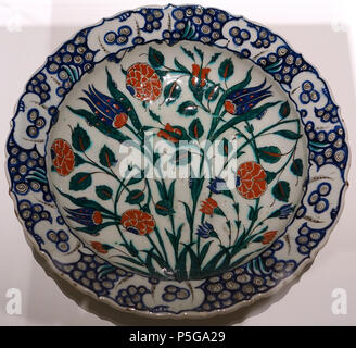 N/A. Anglais : Exposition dans le Musée Aga Khan - Toronto, Canada. Ce travail est assez vieux pour qu'il soit dans le . La photographie était permise dans le musée sans restriction. 6 octobre 2015, 12:23:02. Daderot plat 457, Turquie, Iznik, ch. 1560-1580, AD-fritware sous glaçure peint - Musée Aga Khan - Toronto, Canada - DSC06755 Banque D'Images