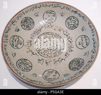 N/A. Anglais : Exposition dans le Musée Aga Khan - Toronto, Canada. Ce travail est assez vieux pour qu'il soit dans le . La photographie était permise dans le musée sans restriction. 6 octobre 2015, 12:43:08. Daderot plat 457 avec le verset du Coran, la prière, et les professions de foi, de la Chine, Swatow, 17e siècle AD, porcelaine peinte sous glaçure - Musée Aga Khan - Toronto, Canada - DSC06955 Banque D'Images