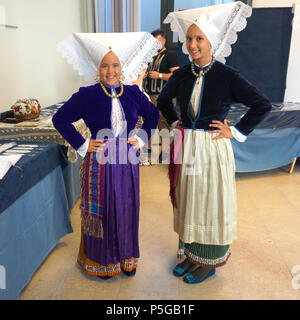 Pag, Croatie, Jun 23, 2018. Deux jeunes belle fille habillée dans le costume traditionnel de couleur blanc en dentelle de Pag avec foulard sur la tête dans la 9e entre Banque D'Images