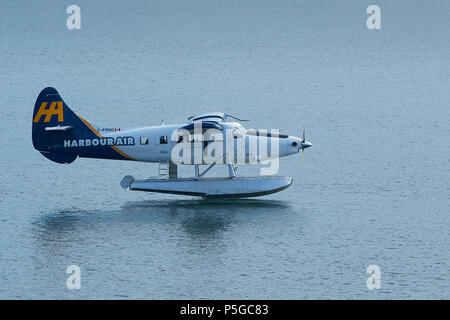 Harbour Air Seaplanes de Havilland Canada DHC-3-T Turbo Otter à l'atterrissage sur l'eau à la Vancouver Harbour Flight Centre, BC, Canada. Banque D'Images