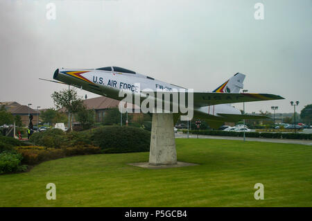 Gardien de porte. RAF Lakenheath USAF, base d'avions de chasse de l'United States Air Force, Suffolk, Royaume-Uni. Amérique du Nord F-100D -15-NA Super Sabre n/s 54-2269 Banque D'Images