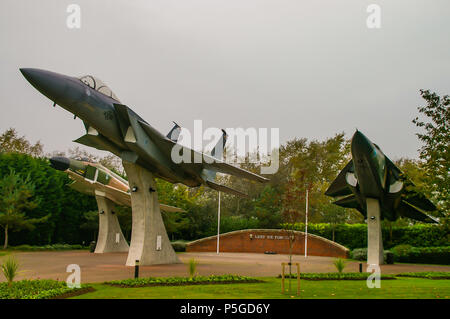 RAF Lakenheath USAF United States Air Force fighter jet base, Suffolk, UK. Aile Liberty Memorial Park. F-4, F-15, F-111 sur des socles d'aéronefs Banque D'Images