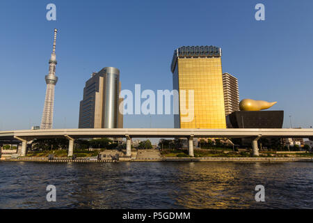 Skytree et Asahi Beer Hall 'Golden Flame' conçu par Philippe Starck à Tokyo Banque D'Images