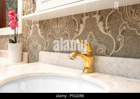 Salle de bains de luxe avec intérieur blanc lavabo et robinet d'or style rétro classique Banque D'Images