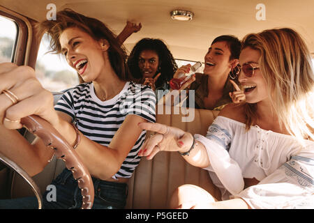 Groupe d'amis s'amuser, voyager en voiture. Happy smiling jeunes femmes sur un road trip pendant les vacances d'été. Banque D'Images