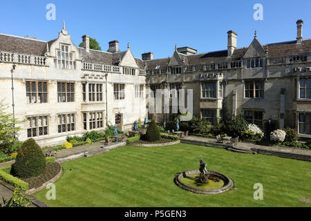 N/A. Anglais : Rushton Hall - Northamptonshire, en Angleterre. 22 mai 2016, 04:04:54. Daderot 387 Cour - Rushton Hall - Northamptonshire, Angleterre - DSC09344 Banque D'Images