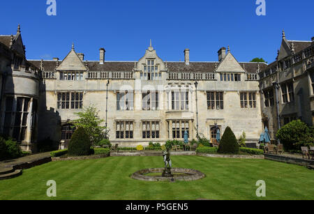 N/A. Anglais : Rushton Hall - Northamptonshire, en Angleterre. 22 mai 2016, 04:09:04. Daderot 387 Cour - Rushton Hall - Northamptonshire, Angleterre - DSC09346 Banque D'Images