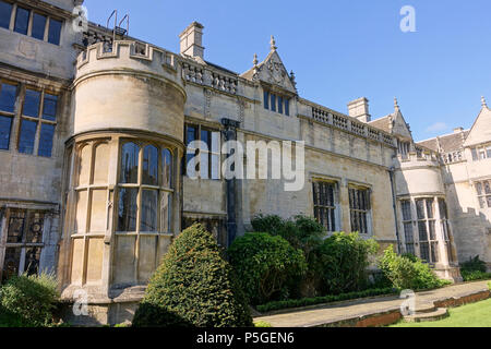 N/A. Anglais : Rushton Hall - Northamptonshire, en Angleterre. 22 mai 2016, 04:09:17. Daderot 387 Cour - Rushton Hall - Northamptonshire, Angleterre - DSC09347 Banque D'Images