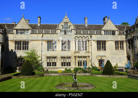 N/A. Anglais : Rushton Hall - Northamptonshire, en Angleterre. 22 mai 2016, 04:09:25. Daderot 387 Cour - Rushton Hall - Northamptonshire, Angleterre - DSC09348 Banque D'Images