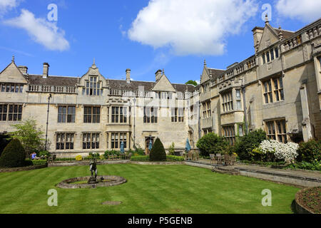 N/A. Anglais : Rushton Hall - Northamptonshire, en Angleterre. 22 mai 2016, 05:15:38. Daderot 387 Cour - Rushton Hall - Northamptonshire, Angleterre - DSC09359 Banque D'Images