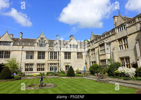 N/A. Anglais : Rushton Hall - Northamptonshire, en Angleterre. 22 mai 2016, 05:15:45. Daderot 387 Cour - Rushton Hall - Northamptonshire, Angleterre - DSC09361 Banque D'Images