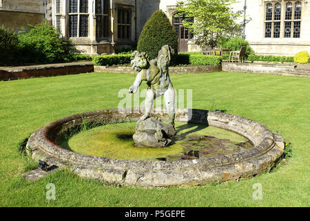 N/A. Anglais : Rushton Hall - Northamptonshire, en Angleterre. 23 mai 2016, 03:27:54. 387 - garçon Daderot Cour Rushton Hall - Northamptonshire, Angleterre - DSC09496 Banque D'Images