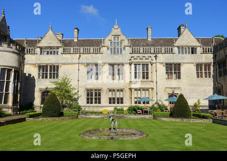 N/A. Anglais : Rushton Hall - Northamptonshire, en Angleterre. 23 mai 2016, 03:29:56. Daderot 387 Cour - Rushton Hall - Northamptonshire, Angleterre - DSC09501 Banque D'Images