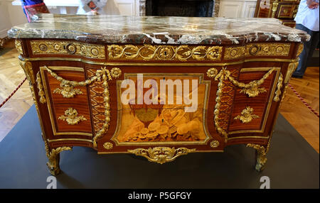 N/A. Français : Élément de Waddesdon Manor - Buckinghamshire, Angleterre. 8 juin 2016, 08:47:53. Daderot 337 commode, par Jean-Henri Riesener, 1778 - Waddesdon Manor - Buckinghamshire, Angleterre - DSC07784 Banque D'Images