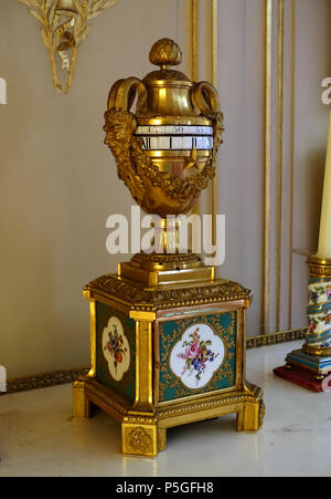 N/A. Français : Élément de Waddesdon Manor - Buckinghamshire, Angleterre. 8 juin 2016, 08:54:26. Daderot 353 Réveil - Waddesdon Manor - Buckinghamshire, Angleterre - DSC07803 Banque D'Images