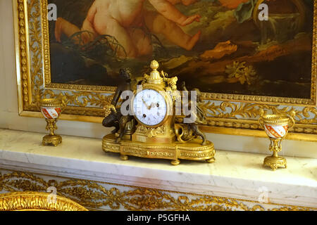 N/A. Français : Élément de Waddesdon Manor - Buckinghamshire, Angleterre. 8 juin 2016, 08:54:42. Daderot 353 Réveil par Charles Le Roy - Waddesdon Manor - Buckinghamshire, Angleterre - DSC07804 Banque D'Images