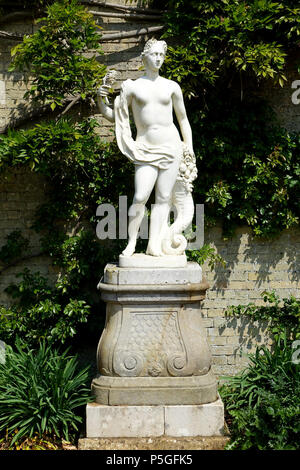 N/A. Anglais : Statue en arracher Park - Bedfordshire, en Angleterre. 9 juin 2016, 06:33:32. Daderot 154 Automne - arracher Park - Bedfordshire, Angleterre - DSC08000 Banque D'Images