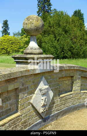 N/A. English : Chinese Bridge - arracher Park - Bedfordshire, en Angleterre. Conçu par Lady Anne Florence Cowper (1806-1880), épouse du 6ème Comte, et construit en 1876. 9 juin 2016, 08:11:58. Daderot 339 Pont chinois - arracher Park - Bedfordshire, Angleterre - DSC08237 Banque D'Images