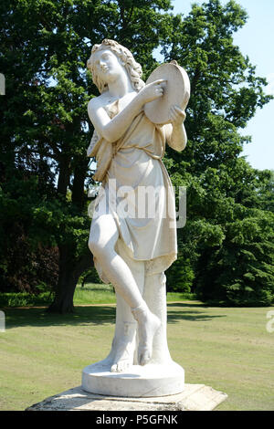 N/A. Anglais : Statue en arracher Park - Bedfordshire, en Angleterre. 9 juin 2016, 08:31:51. Daderot 160 Bacchante, milieu des années 1800, le marbre - arracher Park - Bedfordshire, Angleterre - DSC08267 Banque D'Images