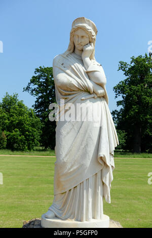 N/A. Anglais : Statue en arracher Park - Bedfordshire, en Angleterre. 9 juin 2016, 08:37:41. 354 Daderot Clytemnestre, début au milieu des années 1800, le marbre - arracher Park - Bedfordshire, Angleterre - DSC08301 Banque D'Images