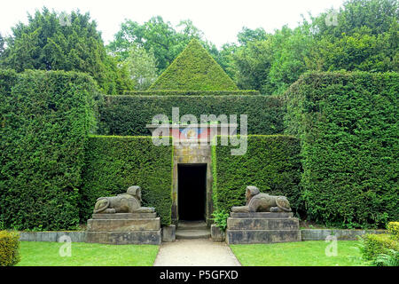 N/A. Anglais : portail égyptien - Biddulph Grange - Staffordshire, Angleterre. Sphinx par Benjamin Waterhouse Hawkins. 11 juin 2016, 07:38:40. 497 - portail Daderot égyptien Biddulph Grange - Staffordshire, Angleterre - DSC09293 Banque D'Images