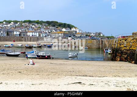 Port Mousehole sous le soleil d'été, Cornwall England UK Banque D'Images