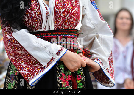 'Bonjour ''IEI - Journée internationale de la blouse roumaine ,célébration traditionnelle sur les rives de la mer Noire à Constanta, Roumanie. Banque D'Images
