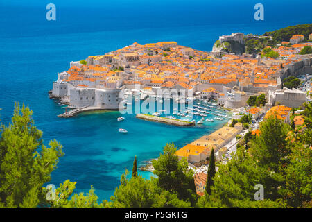 Vue panoramique vue aérienne de la ville historique de Dubrovnik, l'une des plus célèbres destinations touristiques de la Méditerranée, de Srd mountain Banque D'Images