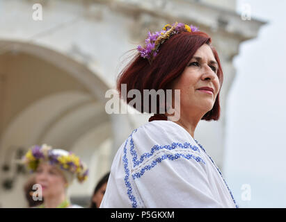 'Bonjour ''IEI - Journée internationale de la blouse roumaine ,célébration traditionnelle sur les rives de la mer Noire à Constanta, Roumanie. Banque D'Images