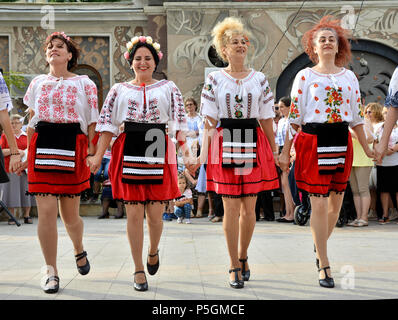 'Bonjour ''IEI - Journée internationale de la blouse roumaine ,célébration traditionnelle sur les rives de la mer Noire à Constanta, Roumanie. Banque D'Images