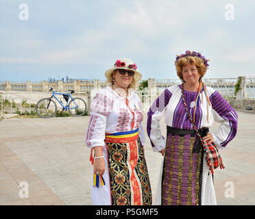 'Bonjour ''IEI - Journée internationale de la blouse roumaine ,célébration traditionnelle sur les rives de la mer Noire à Constanta, Roumanie. Banque D'Images
