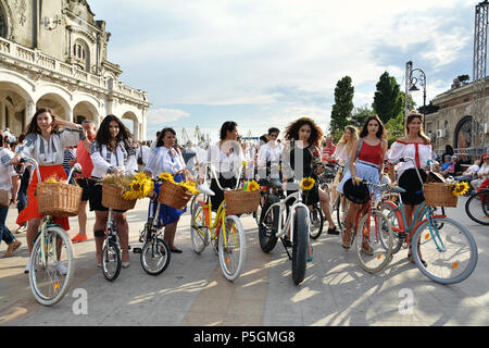 'Bonjour ''IEI - Journée internationale de la blouse roumaine ,célébration traditionnelle sur les rives de la mer Noire à Constanta, Roumanie. Banque D'Images