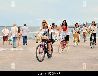 'Bonjour ''IEI - Journée internationale de la blouse roumaine ,célébration traditionnelle sur les rives de la mer Noire à Constanta, Roumanie. Banque D'Images