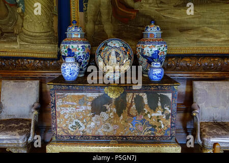 N/A. Anglais : Salon de l'État, - 08 - Derbyshire, Angleterre. 18 juin 2016, 10:08:49. Daderot 262 Cabinet de laque de Coromandel chinois, avec la céramique - Salle de dessin de l'État, - 08 - Derbyshire, Angleterre - DSC03185 Banque D'Images