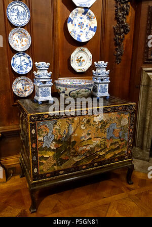 N/A. Français : élément affiché dans la penderie de l'État (State Dressing), Chatsworth House - Derbyshire, Angleterre. 18 juin 2016, 10:22:54. Daderot 262 Cabinet de laque de Coromandel chinois, avec la céramique - l'État penderie, Chatsworth House - Derbyshire, Angleterre - DSC03240 Banque D'Images