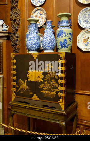 N/A. Français : élément affiché dans la penderie de l'État (State Dressing), Chatsworth House - Derbyshire, Angleterre. 18 juin 2016, 10:23:05. Daderot 364 Caissons, de laque de Coromandel chinois, avec la céramique - l'État penderie, Chatsworth House - Derbyshire, Angleterre - DSC03241 Banque D'Images